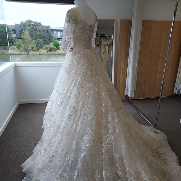 NEW! Lazaro style 3758 Wedding Gown, size 6 to 8 - Picture 4 of 11